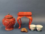 une petite table avec deux tasses et un petit vase