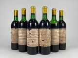six bouteilles de vin sont alignées dans une rangée