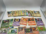 beaucoup de cartes Pokémon dans une boîte posée sur la table