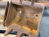 a piece of metal that is sitting on top of a pallet
