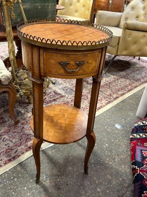 une petite table surmontée d'une étagère, dans une pièce
