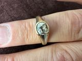 une personne tenant une bague sertie d'un diamant