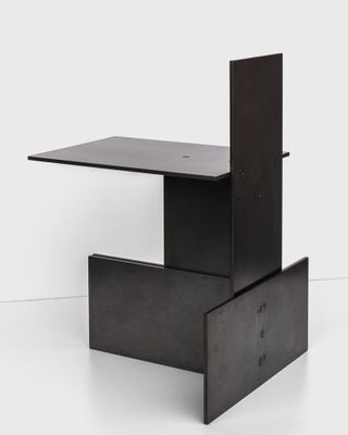 un gros plan d'une table noire avec un tiroir en dessous