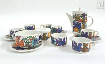 plusieurs tasses et soucoupes, ainsi qu'une théière et sa soucoupe, posées sur une table blanche