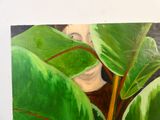 un tableau représentant une femme qui jette un coup d'œil par-derrière une plante verte