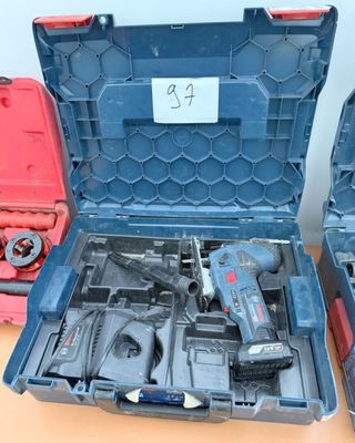 deux outils dans l'étui sur la table