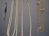 une collection de colliers et de boucles d'oreilles en perles