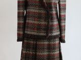 une photo d'une robe et d'un manteau sur un mannequin