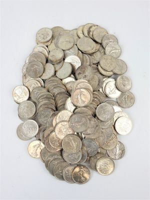 une pile de pièces d'argent sur une surface blanche