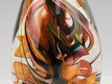 un vase en verre contenant une fleur