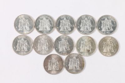 un lot de pièces de monnaie posées sur une table