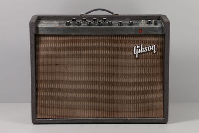 un gros plan d'un amplificateur de guitare posé sur une table