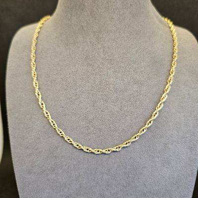 un collier à chaîne en or sur un mannequin mannequin mannequin mannequin mannequin mannequin mannequin mannequin mannequin mannequin