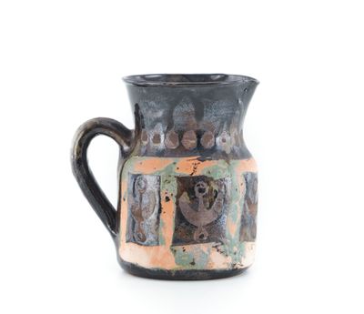 un vase noir et orange sur lequel est représenté un chien
