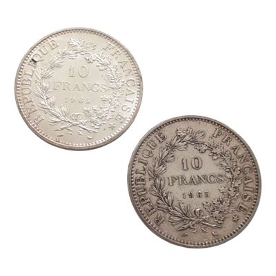 deux pièces d'argent, dont l'une est ornée d'une couronne et l'autre d'une couronne de fleurs