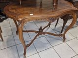 une table avec deux chaises et une table sur laquelle est posé un plateau