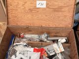 une boîte en bois remplie d'objets hétéroclites sur le sol