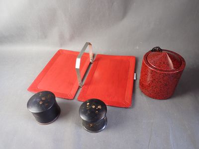 deux plateaux rouges et une théière rouge sur la table