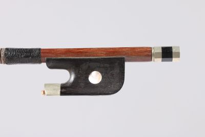gros plan d'un archet de violon avec un morceau de bois qui en sort