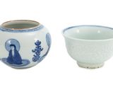 un bol blanc et un vase bleu et blanc