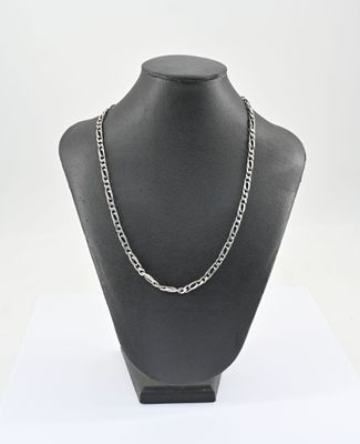 Collier à chaîne en argent présenté sur un mannequin, sur fond blanc