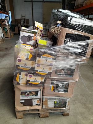 une grande pile de cartons posée sur une palette