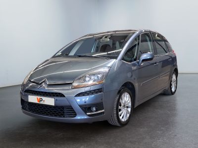 La Citroën grise est garée dans une grande pièce