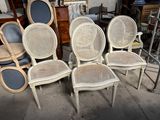several chairs are lined up in a row in a room