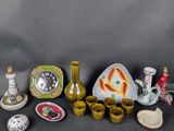 un grand nombre d'objets différents posés sur la table