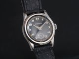 une image d'un gros plan d'une montre-bracelet sur un fond noir