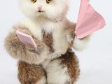 un chat blanc et marron avec un cône rose sur la tête