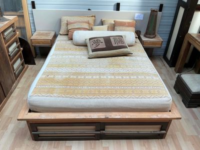 un lit surmonté d'un cadre en bois