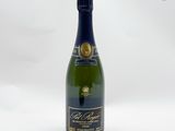 la bouteille de champagne est posée sur une surface blanche