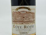 une bouteille de vin posée sur une table