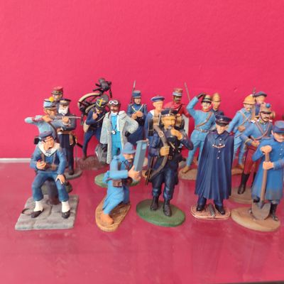 de nombreuses figurines de soldats exposées sur une table