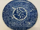 une assiette bleue et blanche ornée d'un motif