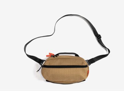 le sac banane est en tissu tissé et est muni d'une sangle noire