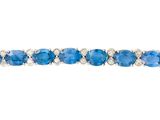 une image montrant un gros plan d'une rangée de perles bleues
