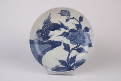 une assiette bleue et blanche ornée d'un motif floral