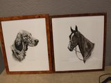 deux photos encadrées représentant un chien et un cheval, posées sur une table