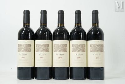 six bouteilles de vin sont alignées sur une table