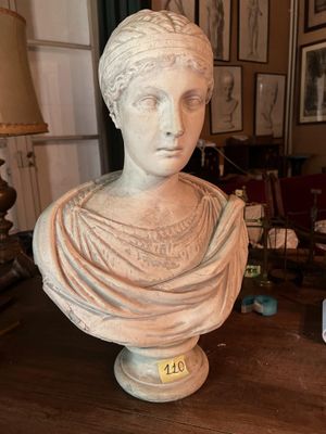 un buste de femme posé sur une table dans une pièce