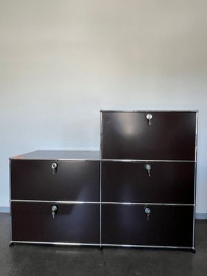 deux commodes noires avec des poignées chromées dans une pièce
