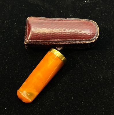 Fume-cigarette en ambre et et bague en or jaune 750 millième…