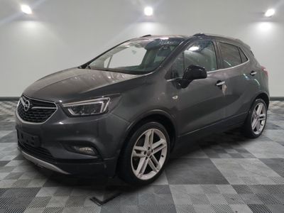 un SUV Buick gris garé dans une pièce au sol en damier