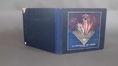 un livre bleu sur lequel figure l'image d'une horloge