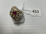 gros plan d'une bague sur une surface blanche avec une étiquette de prix