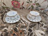 deux tasses et soucoupes posées sur une table