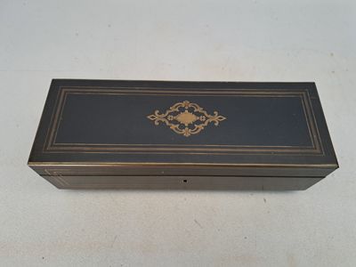une boîte noire ornée d'un motif doré