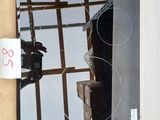 un miroir accroché au mur sur lequel est collé un autocollant